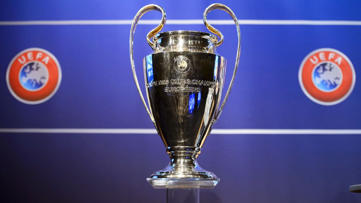 epa09145514 (FILE) - The Champions League trophy on display during the draw of the first two qualifying rounds of the UEFA Champions League 2014/15 at the UEFA Headquarters in Nyon, Switzerland, 23 June 2014 (reissued 19 April 2021). The UEFA Executive Committee approved on 19 April 2021 a new format for its club competitions, the UEFA Champions League, UEFA Europa League and UEFA Europa Conference League, as of the 2024/25 season  EPA/LAURENT GILLIERON *** Local Caption *** 55976087 Dostawca: PAP/EPA.