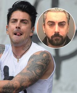 Ian Watkins odbywa karę 29 lat więzienia. Bito go i dźgano w celi