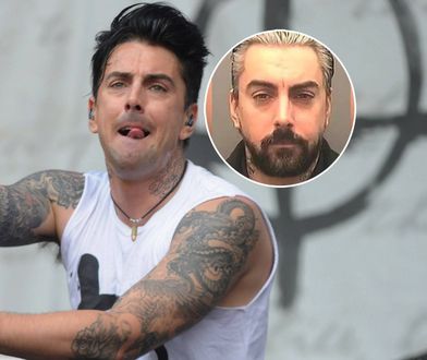 Ian Watkins odbywa karę 29 lat więzienia. Bito go i dźgano w celi