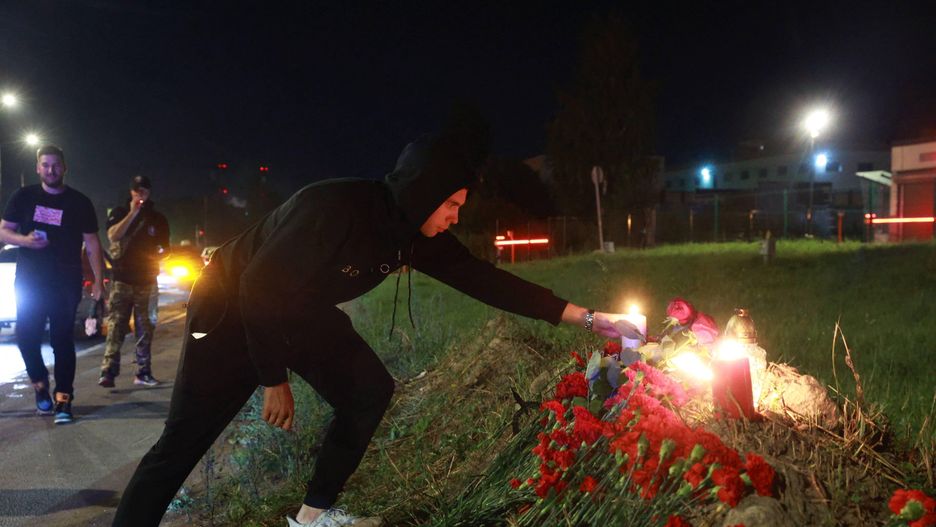 Po śmierci przywódcy Grupy Wagnera i jego żołnierzy mieszkańcy Petersburga składali kwiaty przed siedzibą formacji