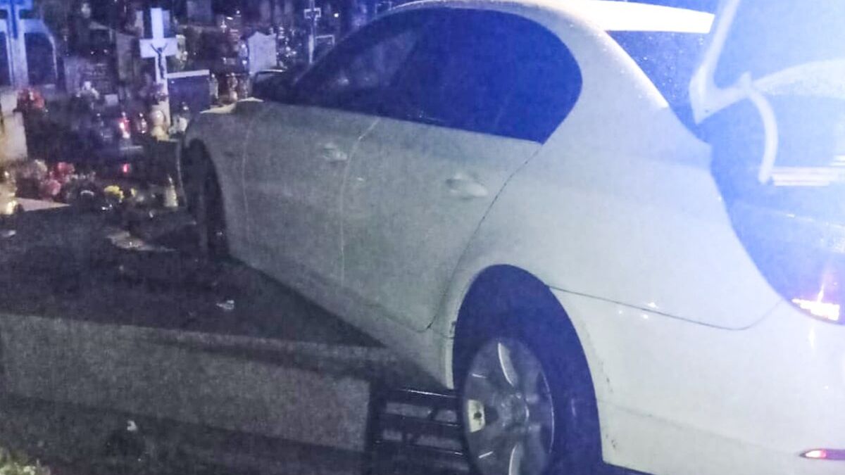 BMW uderzyło w cmentarz Opole Lubelskie