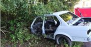 Przykory: Śmiertelny wypadek. Kierujący wrakiem bmw bez drzwi, szyb, świateł i pasów uderzył w drzewa (ZDJĘCIA)