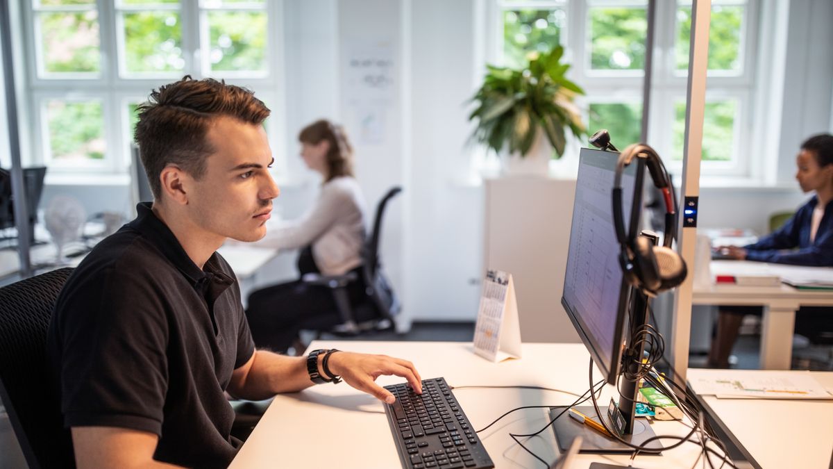CEO zastąpił pracowników działu obsługi klienta sztuczną inteligencją. Fotografia ma charakter ilustracyjny