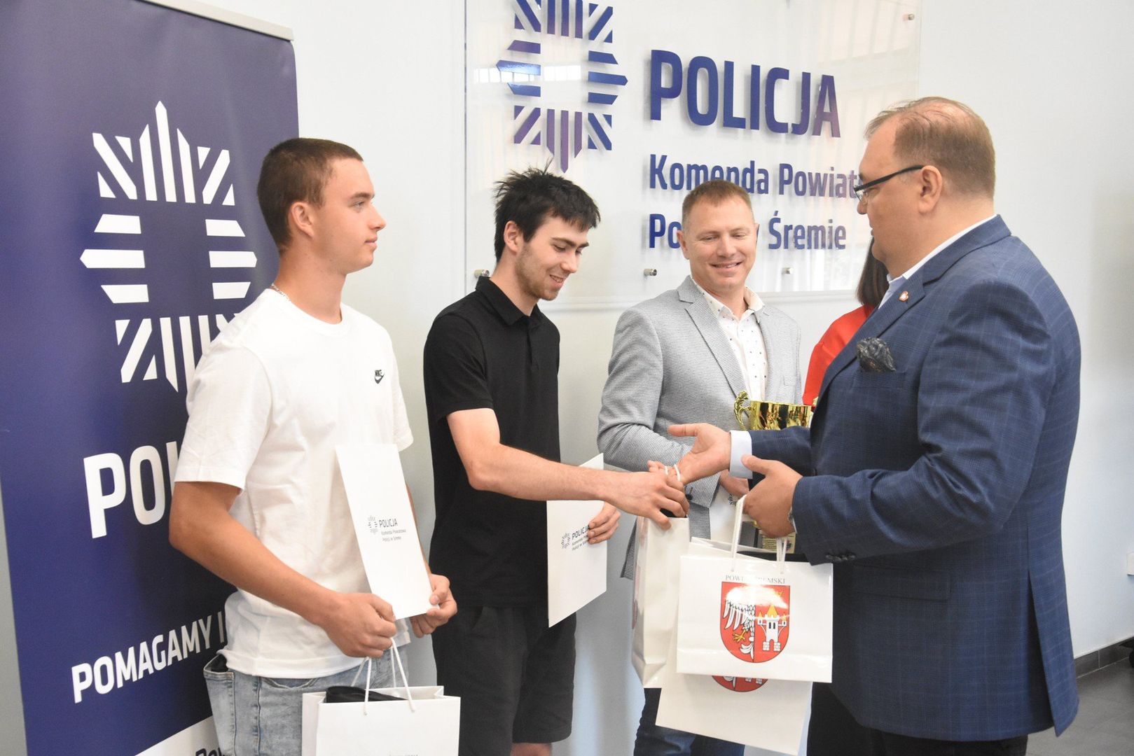 Cezary Jurga (z lewej) i Mikołaj Krawczyk (w środku) odebrali upominki, które wręczył starosta Piotr Ruta.