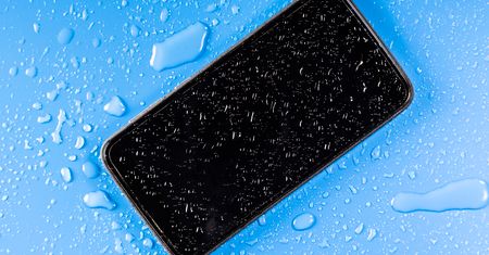 Wodoszczelne iPhone’y? Apple pozwany za wprowadzanie klientów w błąd