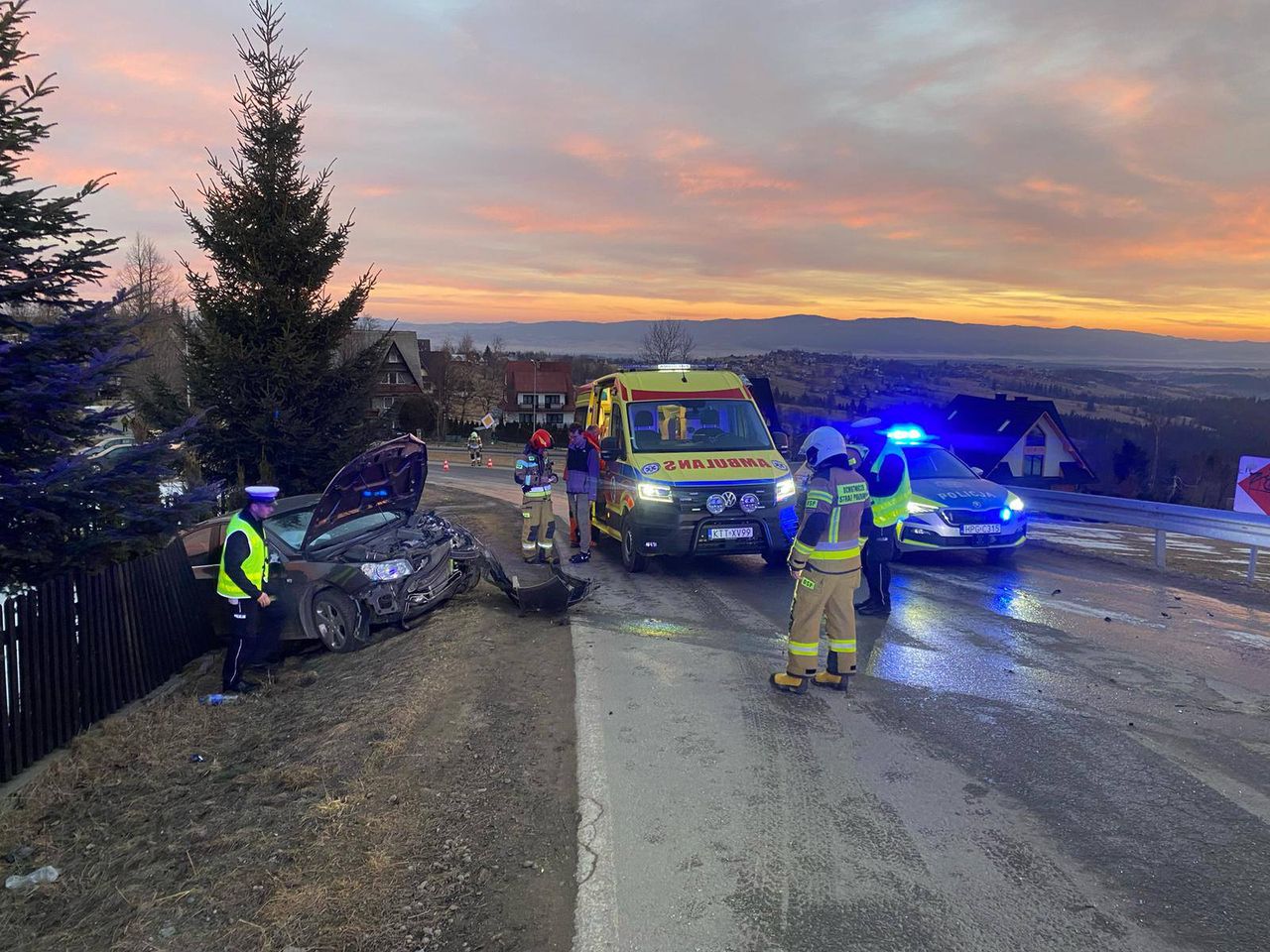 Wypadek w Sierockiem. Zderzyły się dwa auta osobowe. Dwie osoby ranne