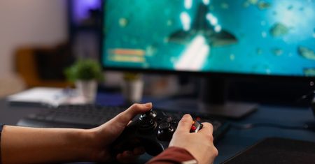 Premier Morawiecki chce oderwać dzieci od komputerów poprzez… e-sport. Czego nie rozumiecie?