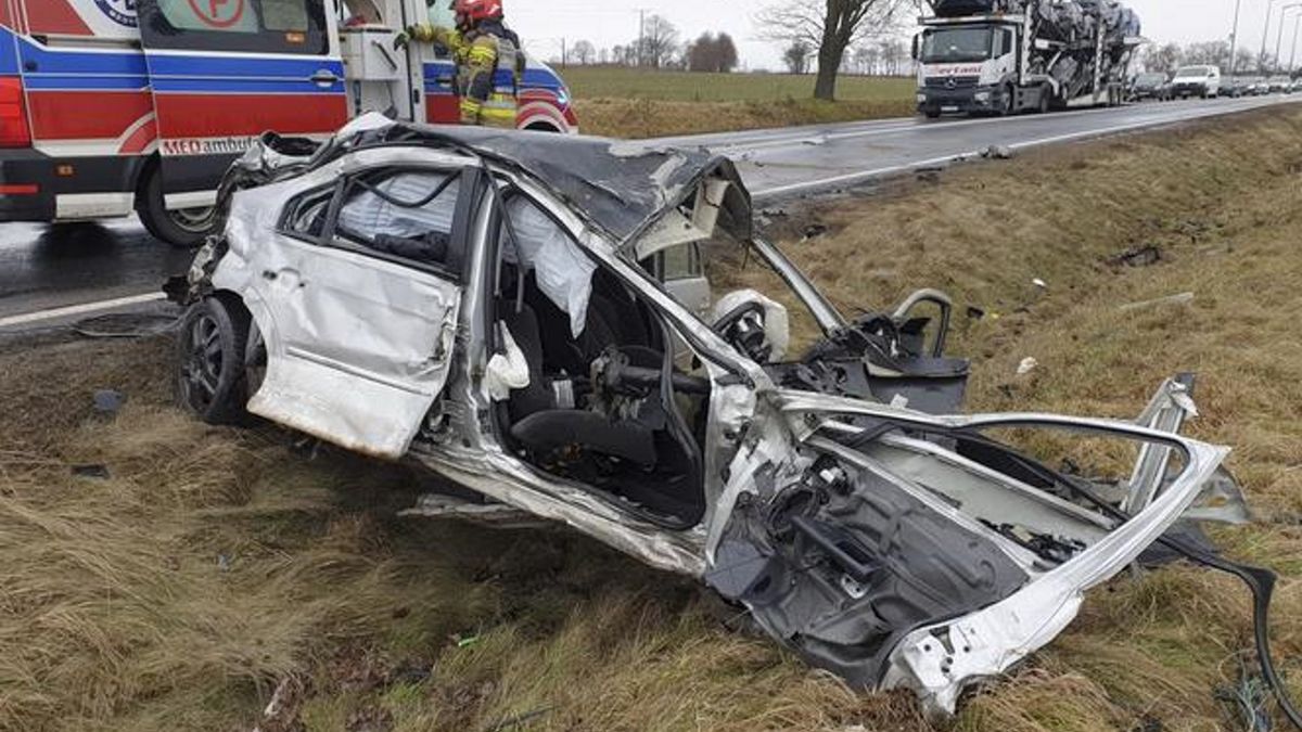 Samochód wylądował w rowie