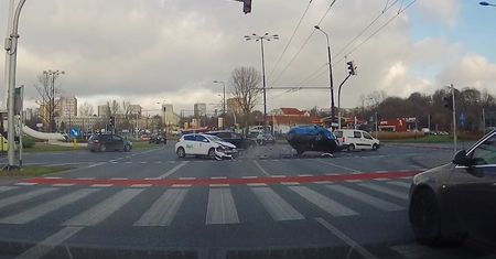 Wjechał na skrzyżowanie na czerwonym. Uderzone auto dachowało