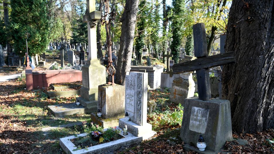 Koronawirus. Wszystkich Świętych. Zespół zarządzania kryzysowego chce rozłożyć w czasie odwiedziny cmentarzy / foto ilustracyjne