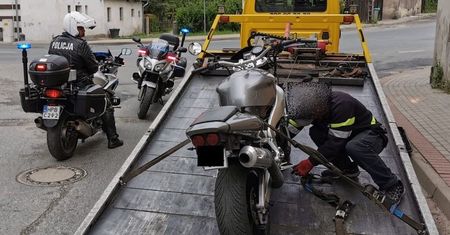 Jelenia Góra. Motocyklista bez prawa jazdy i ubezpieczenia, ale to nie wszystko