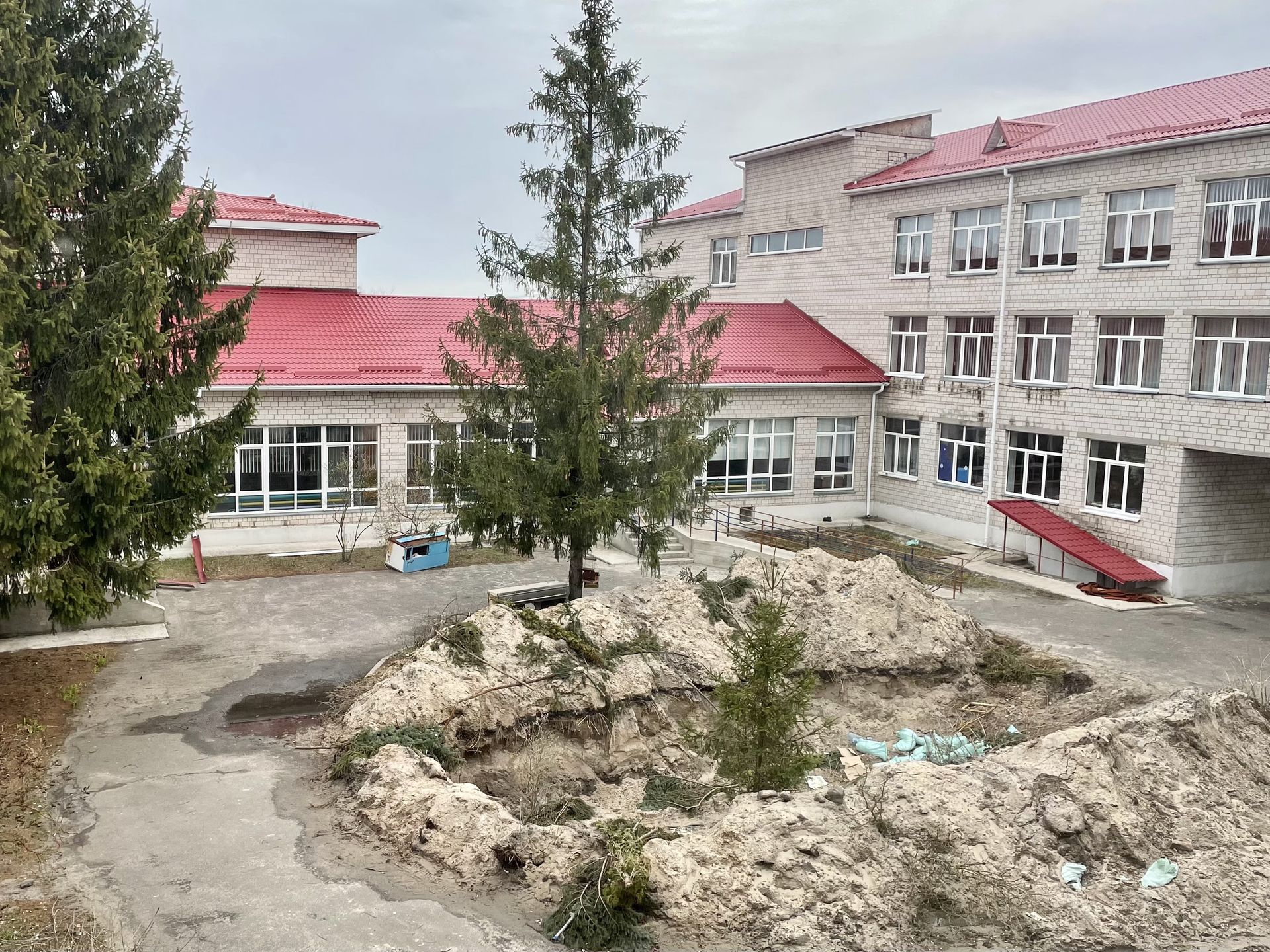 Okopy na terenie szkoły 