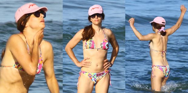 Anna Czartoryska-Niemczycka zanurzyła się w morzu, eksponując OBŁĘDNĄ figurę. Prawdziwa królowa plaży? (ZDJĘCIA)