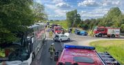 Poważne zderzenie autokaru i trzech osobówek. Jeden pojazd dachował. Trzy osoby ranne. Droga zablokowana