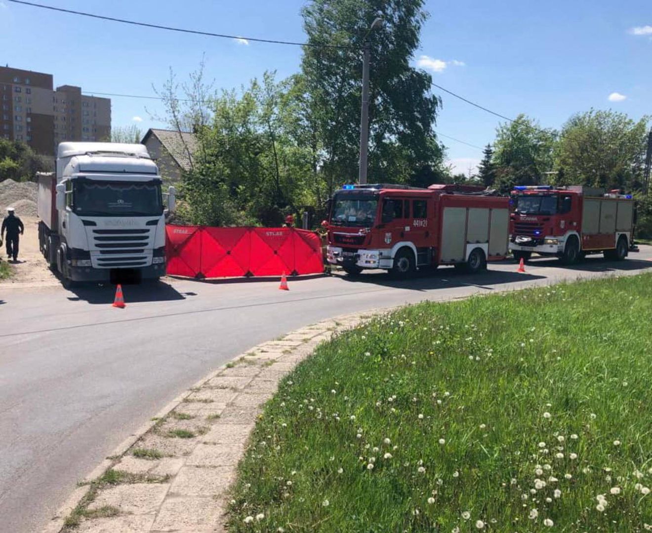 Cofając ciężarówką, potrącił pieszego. Mężczyzna nie żyje