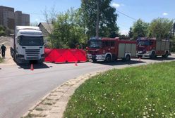 Cofając ciężarówką, potrącił pieszego. Mężczyzna nie żyje
