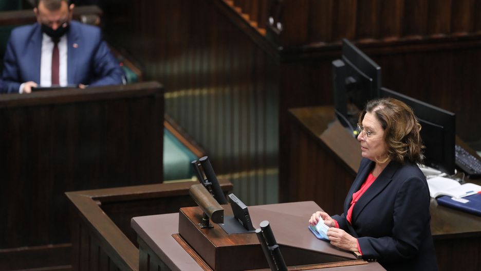 Warszawa, 09.11.2021. Wicemarszałek Sejmu Małgorzata Kidawa-Błońska (P) na sali obrad Sejmu w Warszawie, 9 bm. Podczas 41. posiedzenia posłowie zostali zapoznani z informacją rządu w sprawie sytuacji na granicy polsko-białoruskiej i podejmowanych działań. (kf) PAP/Paweł Supernak