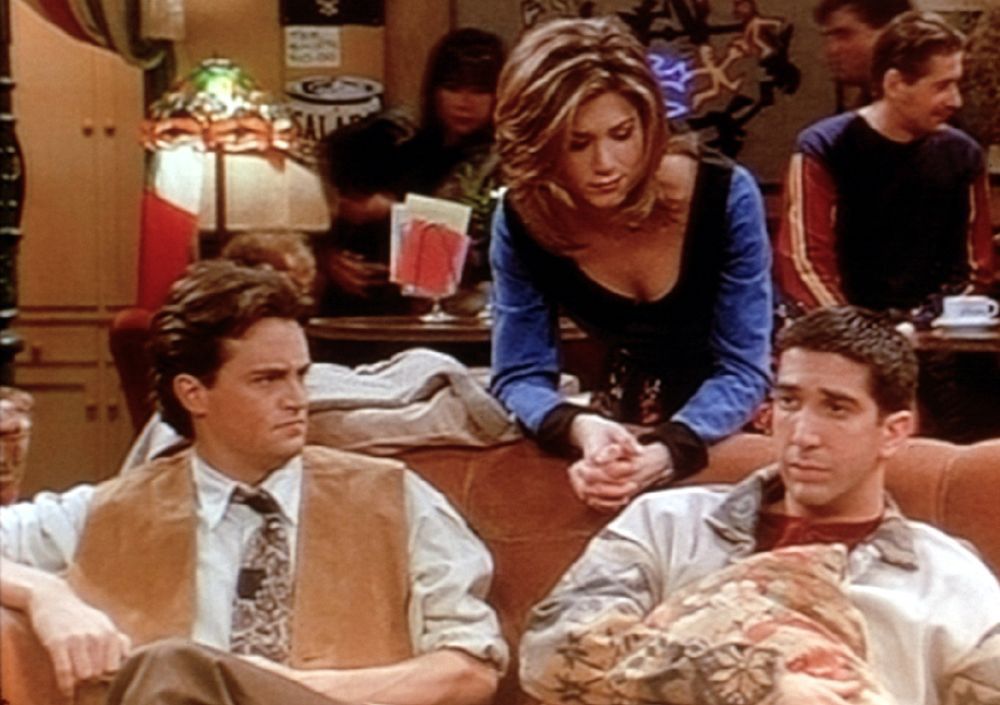 Kadr z serialu "Przyjaciele" , USA 1994,  Matthew Perry, Jennifer Aniston, David Schwimmer  fot. AKPA