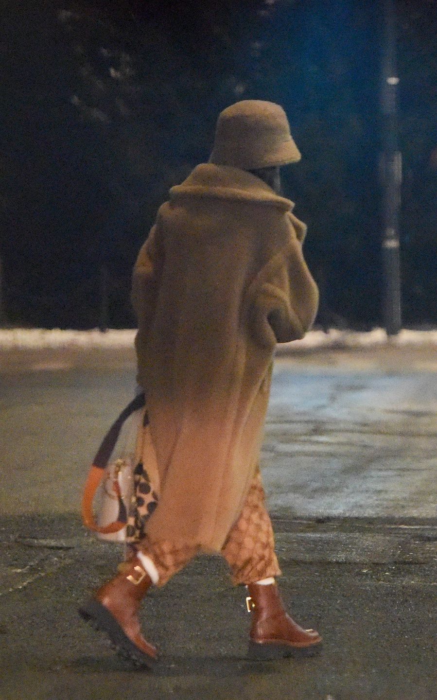 Wystylizowana Kinga Rusin robi rundkę po mieście