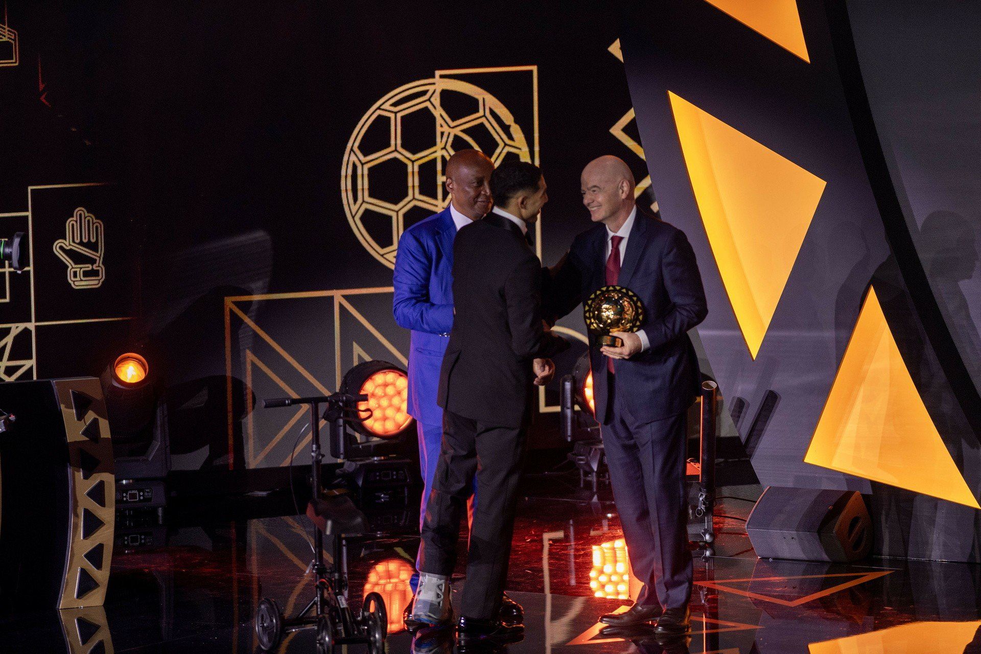 Infantino wręcza nagrodę Hakimiemu