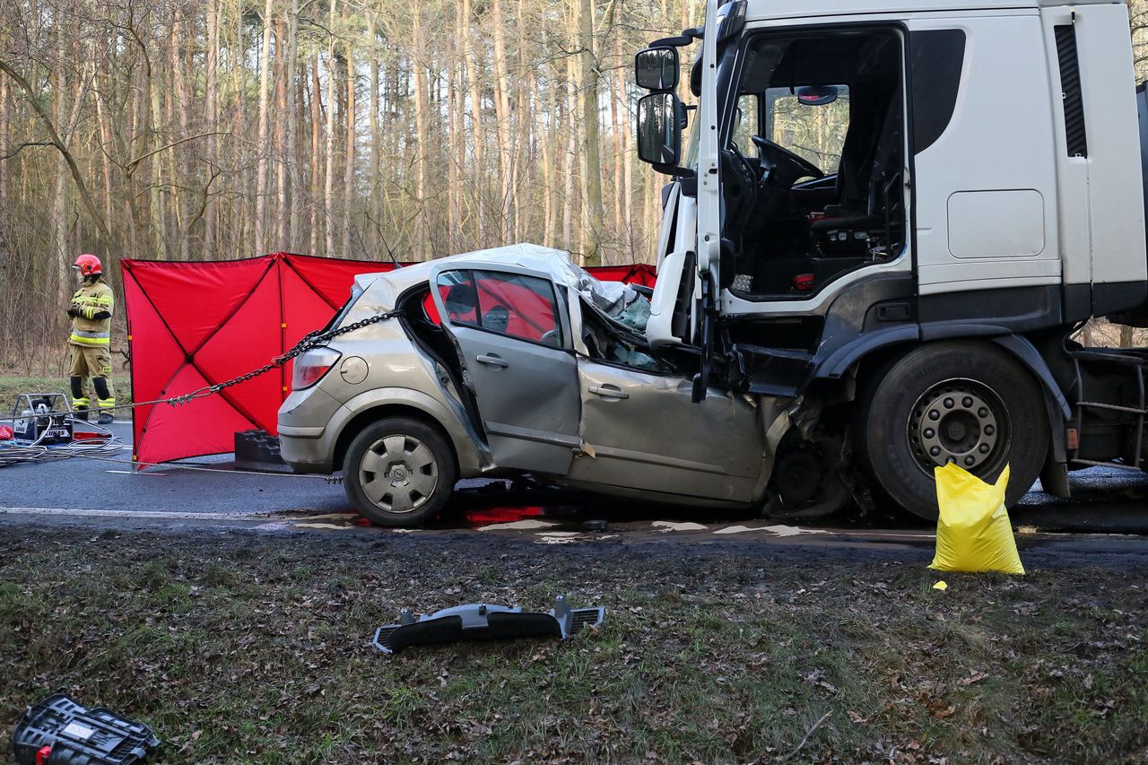 Gołuchów. Śmiertelny wypadek. Auto zderzyło się z ciężarówką