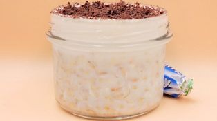 Wieczorem mieszasz, rano wyjmujesz z lodówki. To śniadanie smakuje jak Bounty