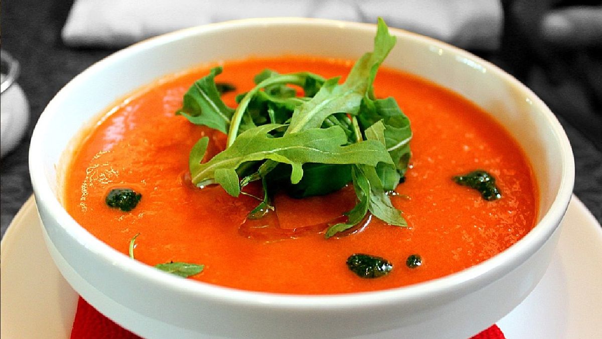 Zupę możemy udekorować różnymi ziołami i dodatkami.