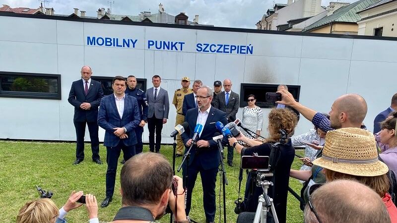 Briefing prasowy ministra Adama Niedzielskiego przed podpalonym punktem szczepień w Zamościu