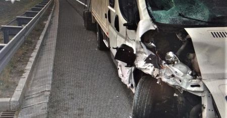 Czołowe zderzenie szkolnego autobusu. Jedna osoba nie żyje, 3 dzieci są ranne