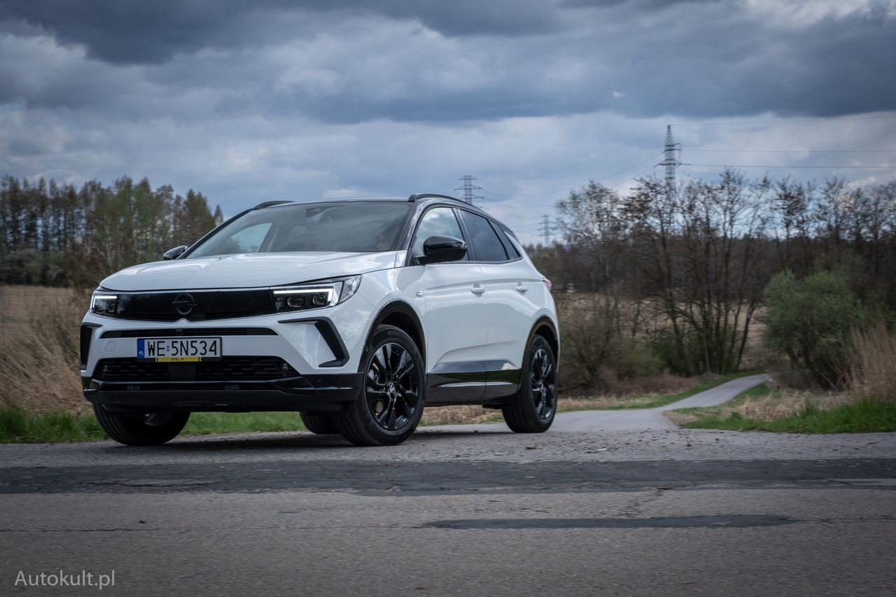 Test: Opel Grandland po liftingu wyglądem zbliżył się do Mokki, ale pod spodem nadal kryje inne auto