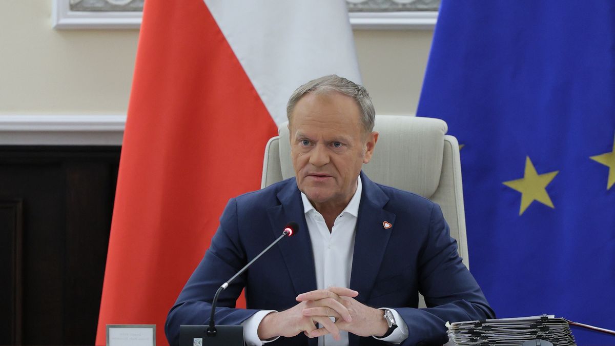 Warszawa, 25.03.2025. Premier Donald Tusk przed posiedzeniem rządu w KPRM w Warszawie, 25 bm. Ministrowie mają zająć się m.in. przygotowaną w MFiPR uchwałą dotyczącą przekierowania środków z KPO na nowy Fundusz Bezpieczeństwa i Obronności. (mr) PAP/Rafał Guz