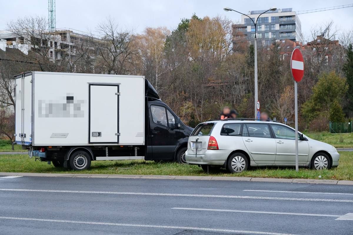 Zderzenie pojazdu dostawczego z osobówką na al. Solidarności