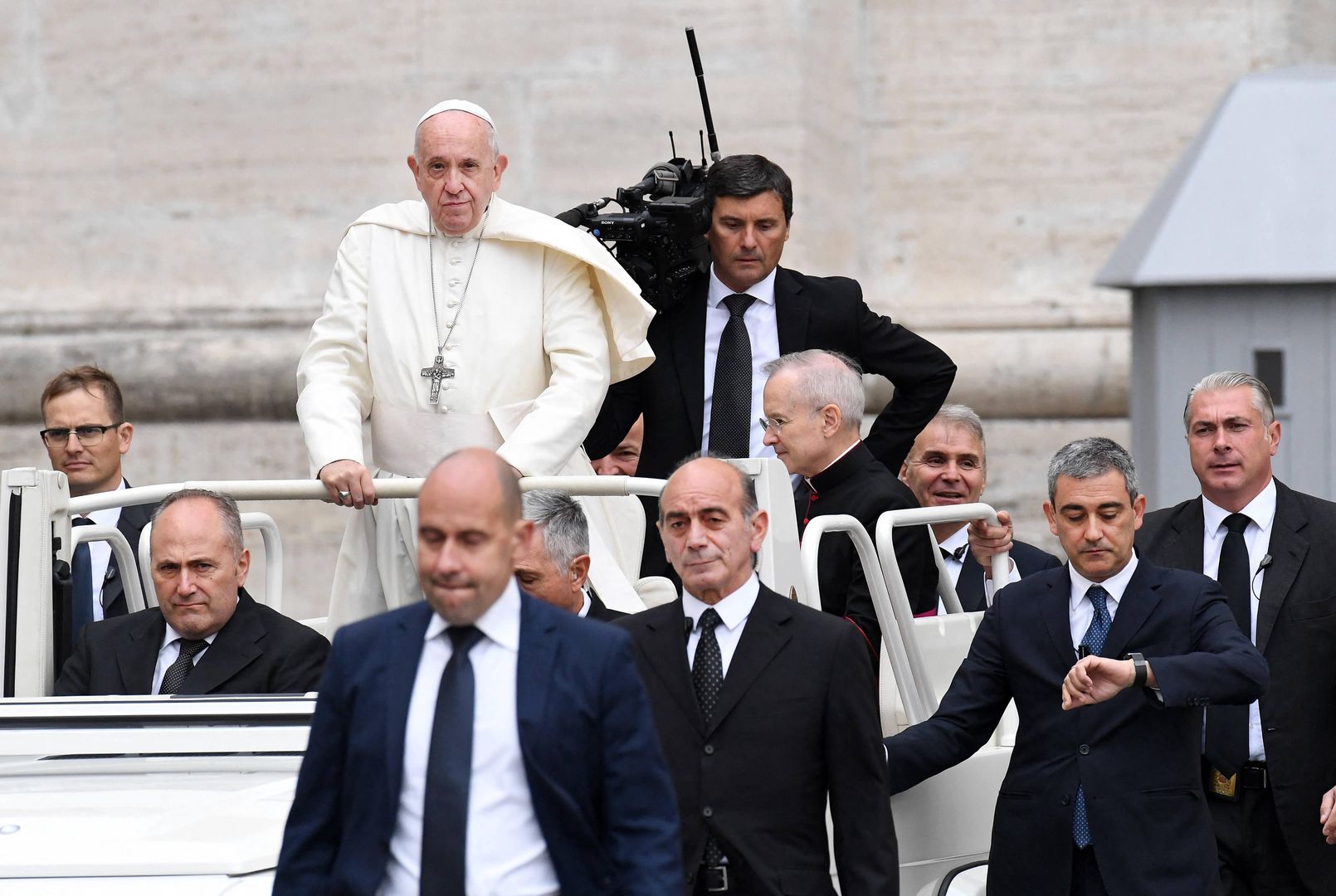 Niepokojąca przesyłka do papieża. Włoskie służby badają sprawę