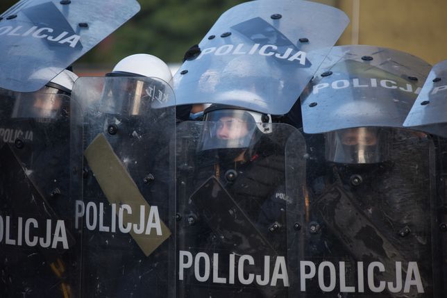 Manifestacja przeciw brutalnosci Policji w Lubinie
08.08.2021 Lubin: W odpowiedzi na wydarzenia z dnia 7 sierpnia 2021 gdy w Lubinie podczas interwencji policji zmarl Bartosz S. Mieszkancy Lubinia zebrali sie pod komenda policji w celu zaprotestowania przeciw brutalnosci policji w miescie. n/z Manifestacja,Image: 626108313, License: Rights-managed, Restrictions: , Model Release: no, Credit line: Krzysztof Zatycki / Forum
Krzysztof Zatycki / Forum
Awantura, Bartek.S, Kibole, Komenda, Lubin, Manifa, Policja, Zabojstwo, Zadyma