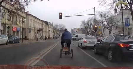 Niepełnosprawny na jezdni. Duża dyskusja w sieci