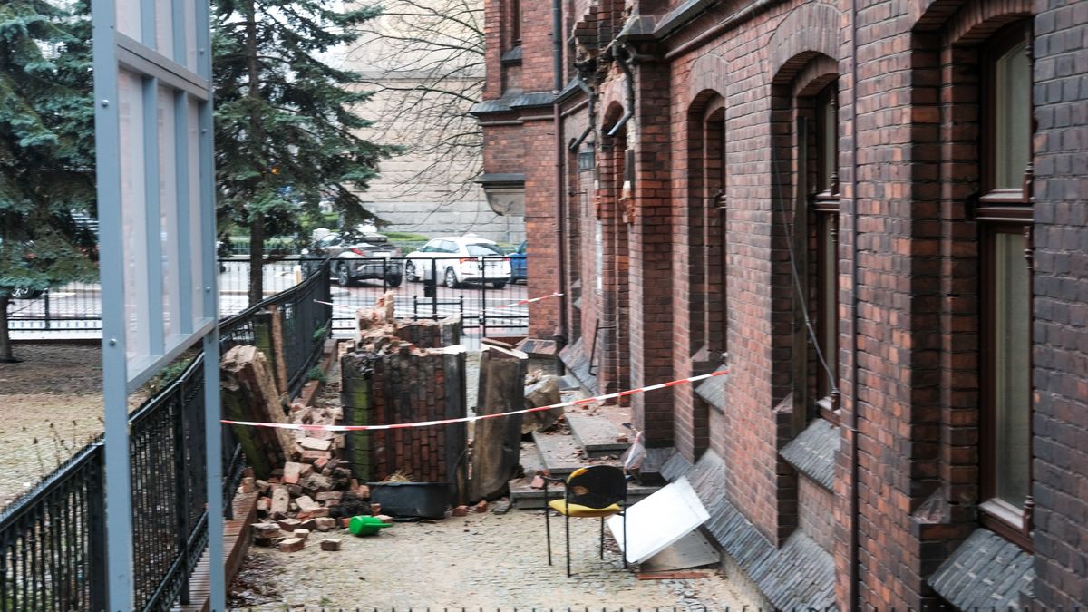 Z niewyjaśnionych przyczyn przy budynku plebanii parafii pw. Najświętszego Zbawiciela w Poznaniu oderwał się balkon z balustradą i spadł na znajdujący się pod nim chodnik