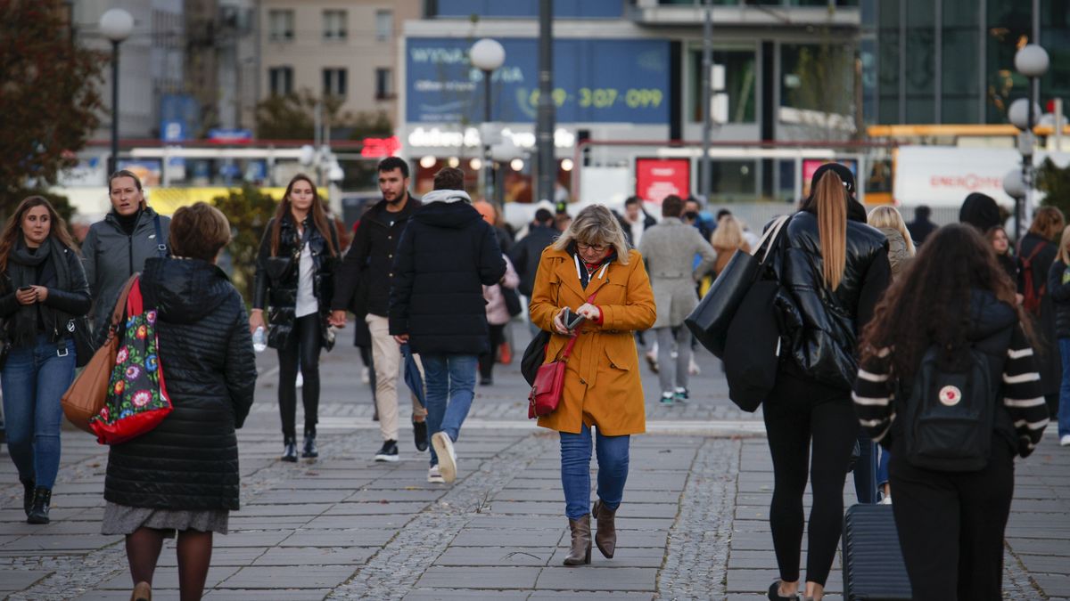 Poland EconomyA woman is seen opening a wallet while walking in Warsaw, Poland on 03 October, 2022. (Photo by STR/NurPhoto via Getty Images)NurPhotocash, commerce, consumer, daily life, miasto, money, polska, warszawa, woman, 03 october, photo