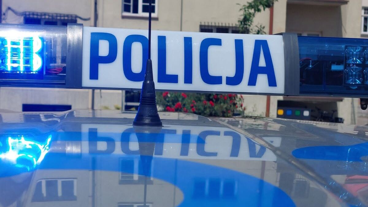 Matka nie zauważyła chłopca stojącego za samochodem