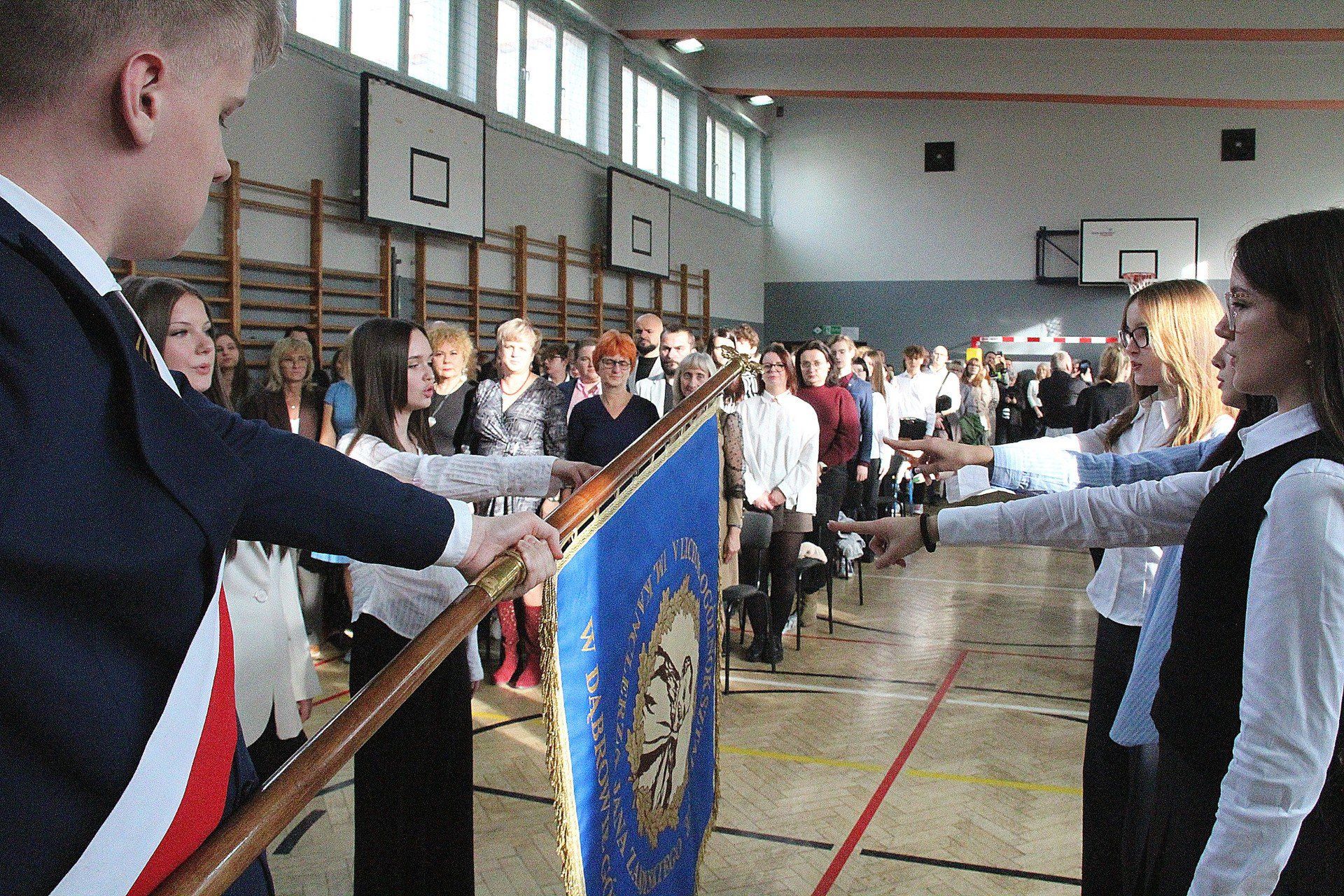 Ślubowanie pierwszych klas w V LO z Oddziałami Dwujęzycznymi im. Kanclerza Jana Zamoyskiego w Dąbrowie Górniczej