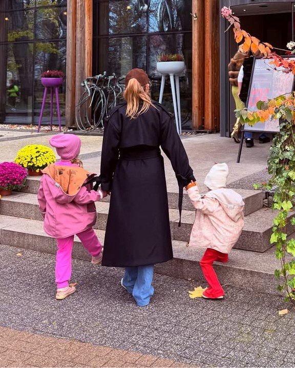 Agnieszka Kaczorowska z córkami