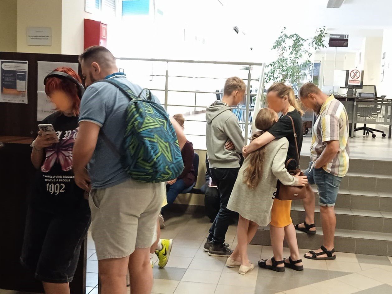 Przej wejściem do punktu paszportowego w Gdańsku zawsze oczekuje się spora grupa ludzi