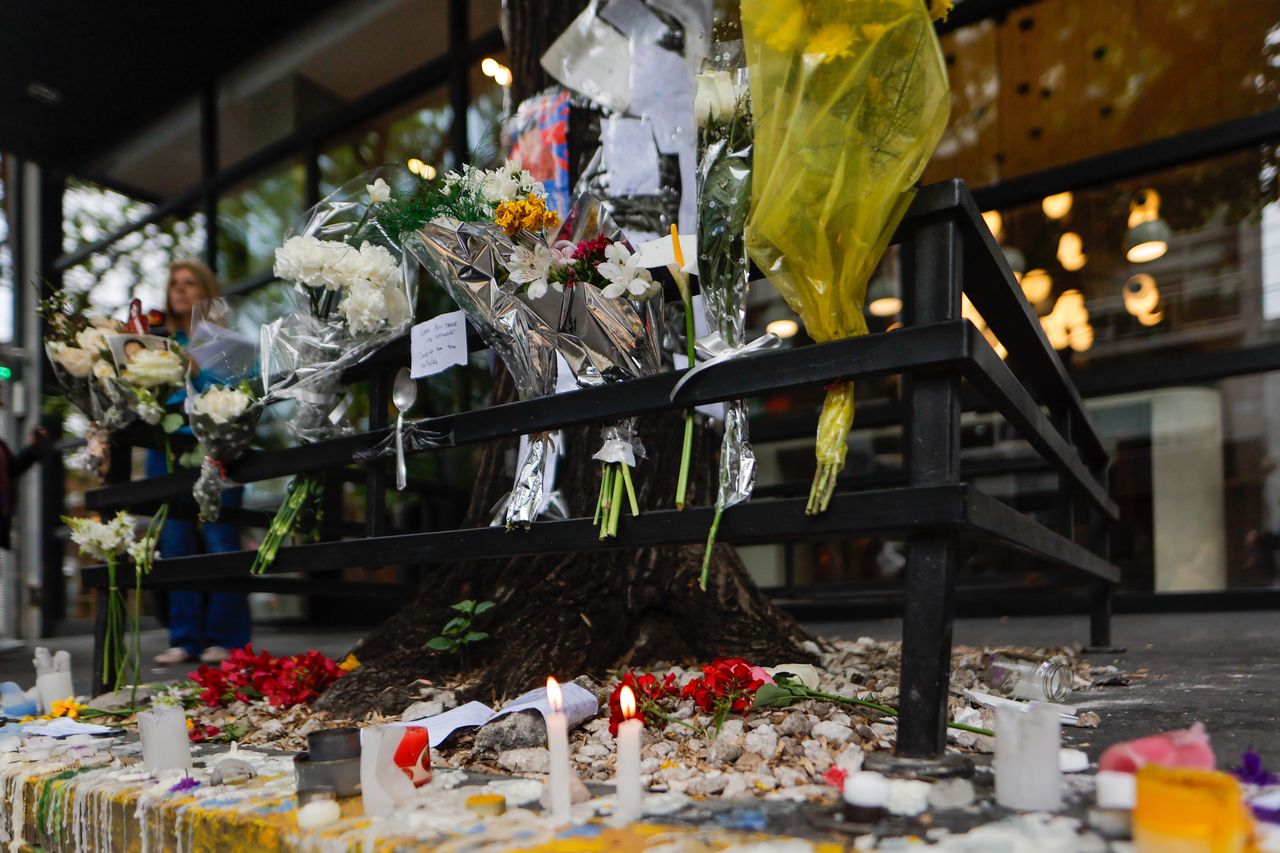 Flowers, candles and messages outside the hotel where British musician Liam Payne was found dead the previous night, in Buenos Aires, Argentina, 17 October 2024. Liam Payne, former member of the British band One Direction, died on 16 October in Buenos Aires after falling from the third floor of a hotel, according to police. EPA/JUAN IGNACIO RONCORONI Dostawca: PAP/EPA.