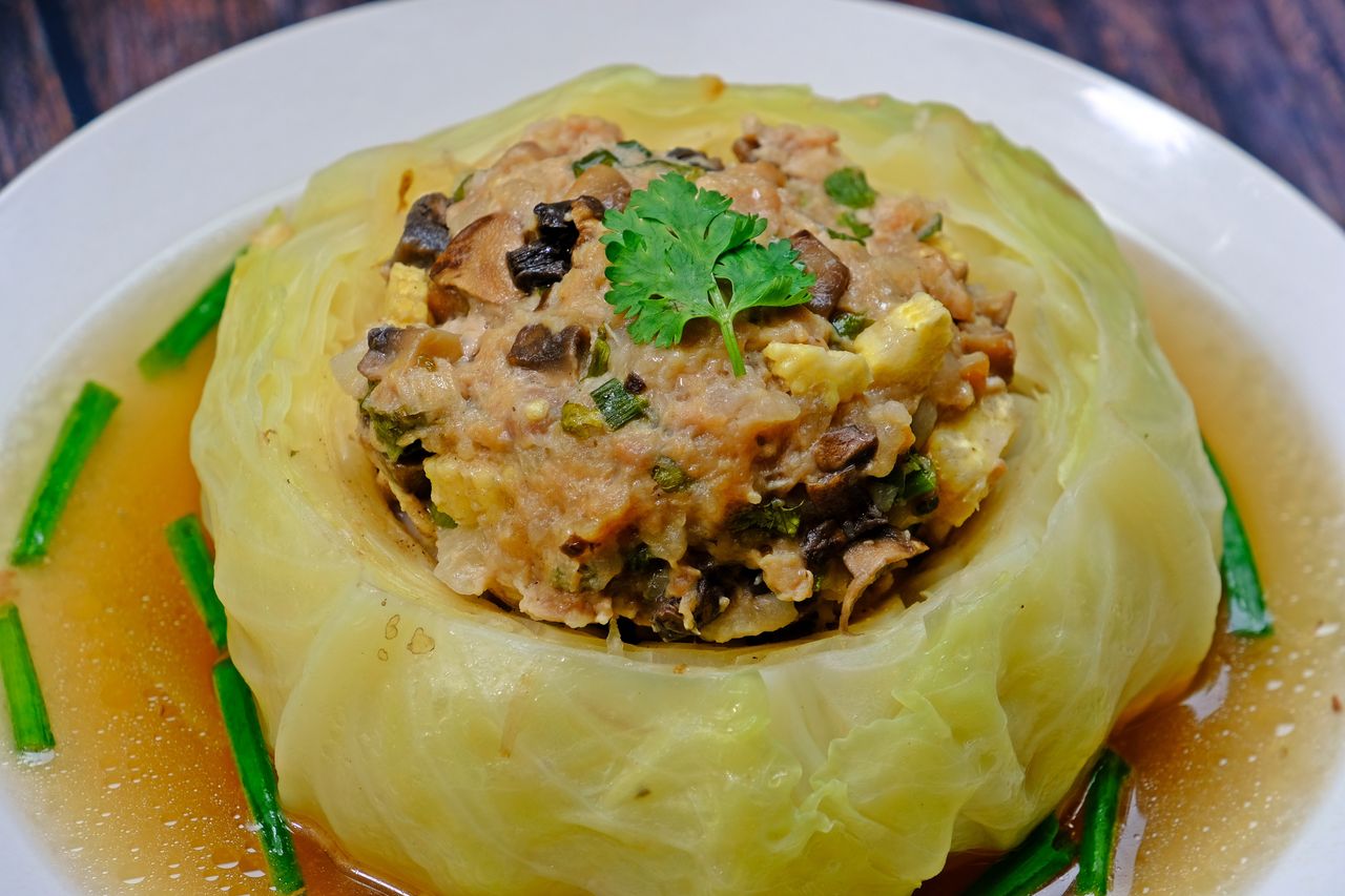 Zamiast mozolnego zawijania, robię dużą dziurę. Wygląda jak mięsny tort