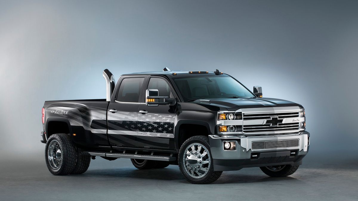 Wśród Chevroletów na tegorocznych targach SEMA będzie wyróżniał się z pewnością ten egzemplarz Silverado 3500HD. Pod maską diesel o mocy 397 KM i momencie obrotowym równym 1077 Nm. Pojemność skokowa tego widlastego Duramaxa to 6,6 l.