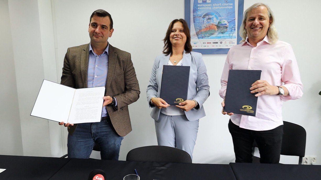 Na zdjęciu (od lewej) zastępca burmistrza Chojnic Adam Kopczyński, prezes spółki miejskiej Centrum Park Chojnice Żaneta Janowicz i właściciel firmy Telmax w Człuchowie Robert Gliszczyński