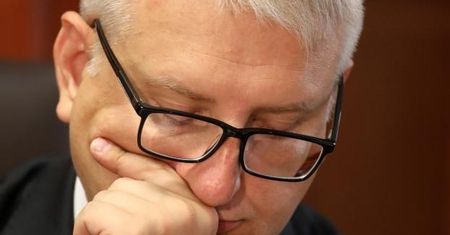 Poseł Pięta tłumaczy się z kochanki: "Praca w modelingu nie może przekreślać człowieka!"