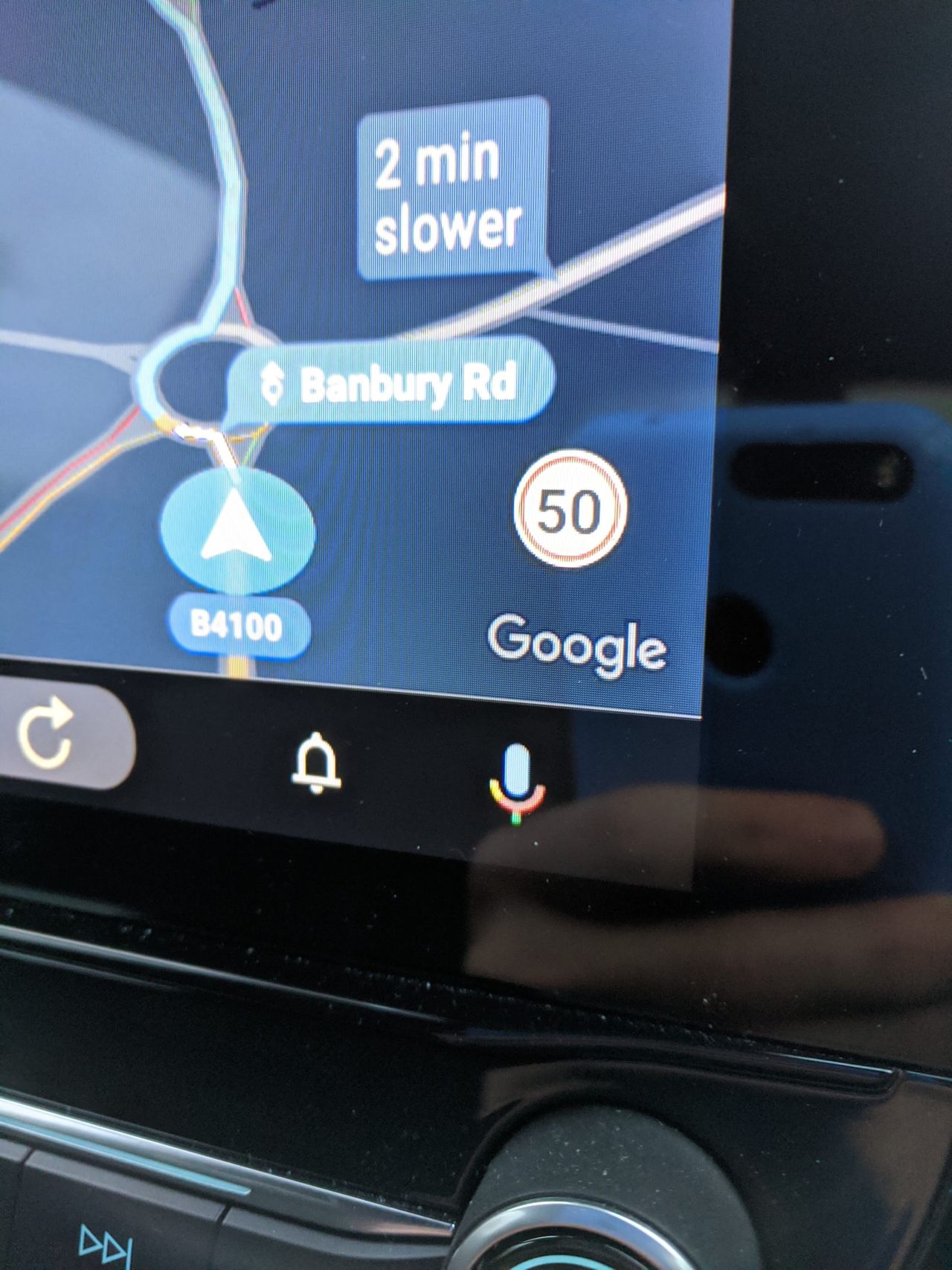 Ograniczenia prędkości są też widoczne w Androidzie Auto w samochodzie, fot. Android Police.