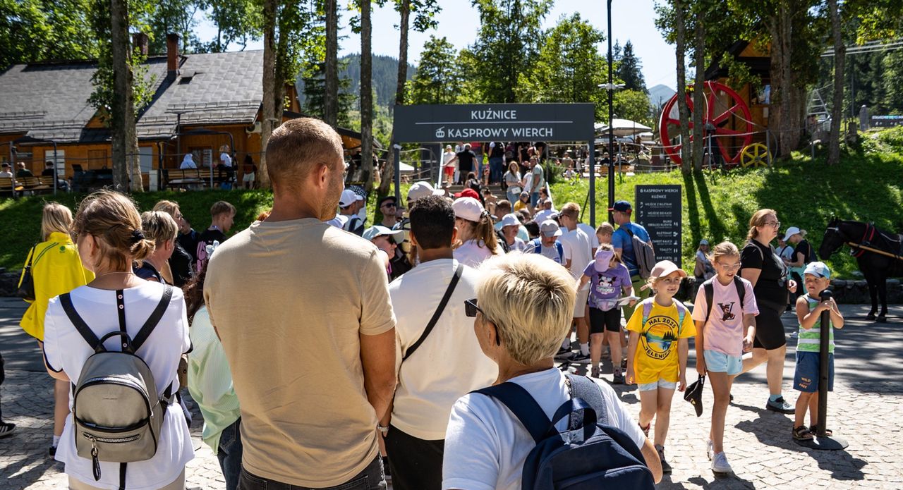 Turyści ruszyli na tatrzańskie szlaki – Kasprowy Wierch i Morskie Oko znów oblężone