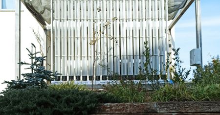 Innowacyjny płot generujący prąd. Ten panel wiatrowy powstał w Polsce