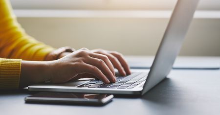 Zarabiali na wirtualnych kwaterach. Jest akt oskarżenia w sprawie oszustów z Radomia